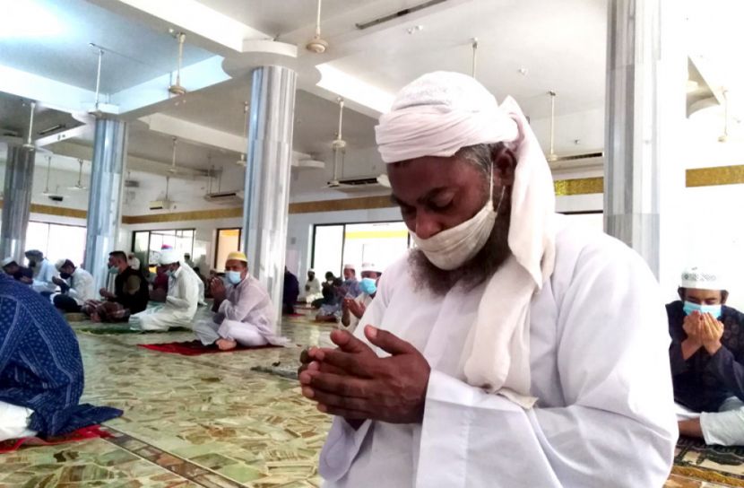 ঈদ জামাতে করোনা-বন্যা থেকে মুক্তির দোয়া