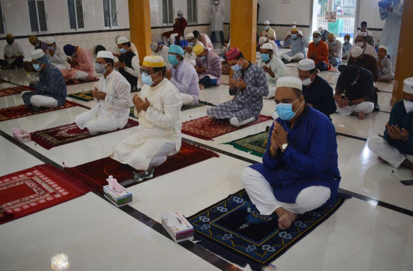 ঈদ জামাতে করোনামুক্তির প্রার্থনা 