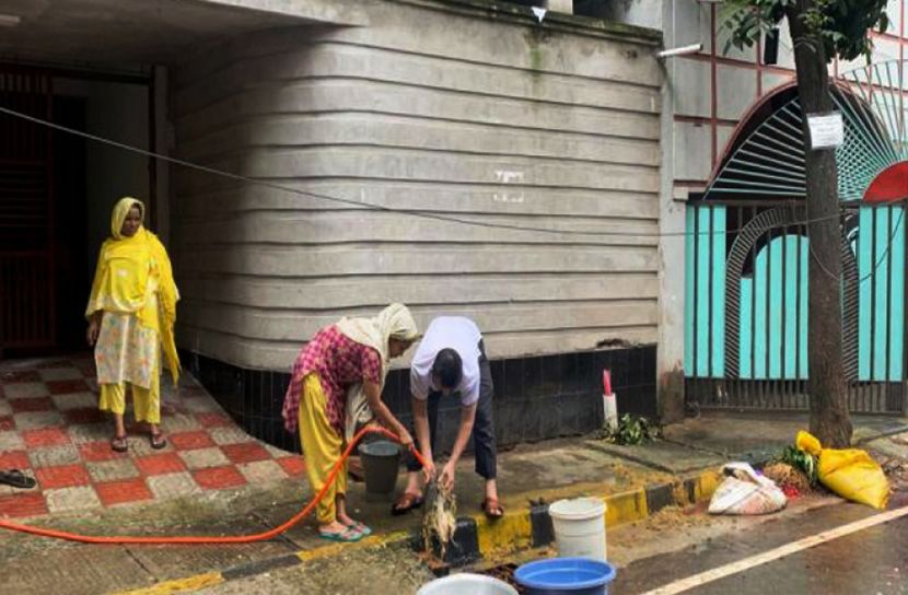 যত্রতত্র পশু জবাই, বর্জ্য দিয়ে ভর্তি ড্রেনে!