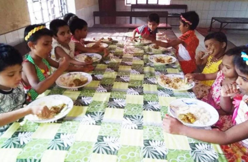 ছোটমনিদের সঙ্গে বিশেষ খাবার খেলেন বরিশালের জেলা প্রশাসক