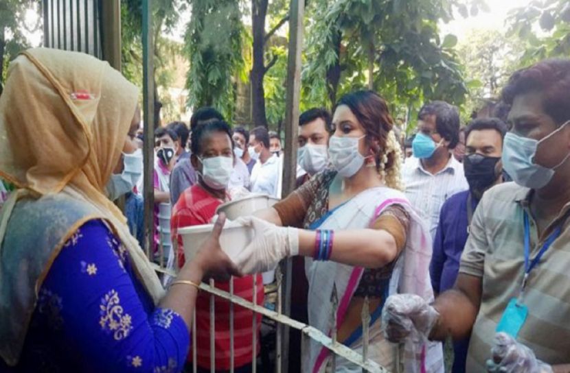 এফডিসিতে পরীমনির কোরবানির মাংস বিতরণ