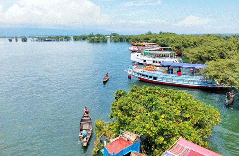 নিষেধ না মেনে হাওরে পর্যটক, মানছেন না স্বাস্থ্যবিধি