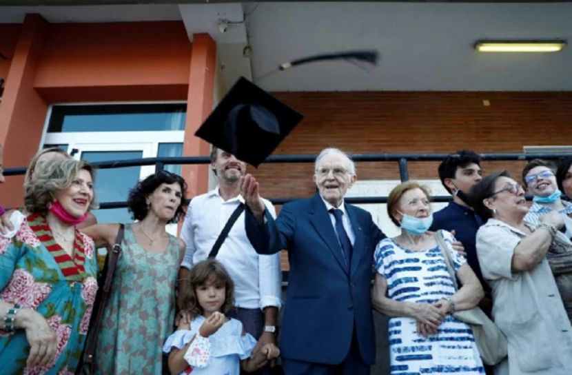 ৯৬ বছর বয়সে স্নাতক!