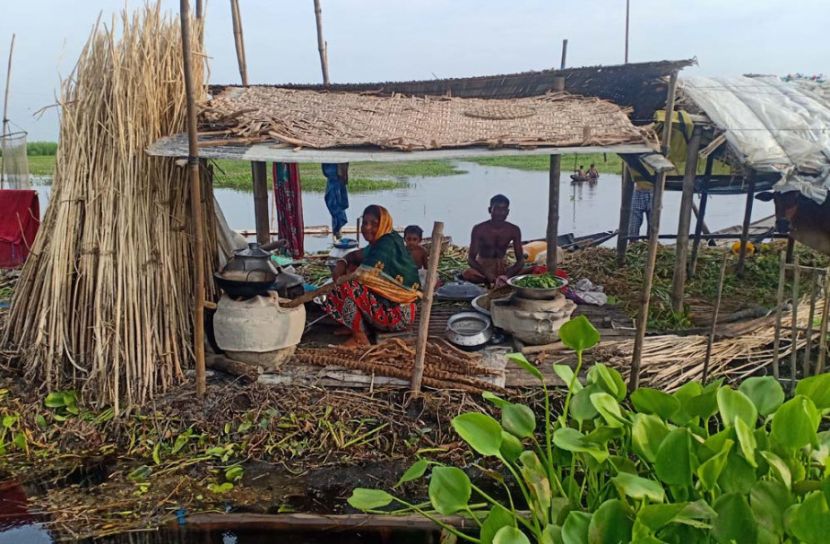 ধাপের ওপর বসবাস বন্যার্তদের 