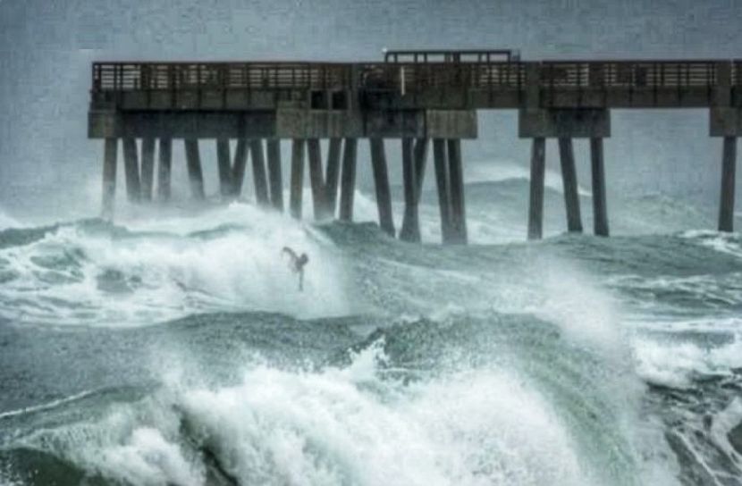 ‘ইসাইয়াস’ এর আঘাতে  লণ্ডভণ্ড টেক্সাস