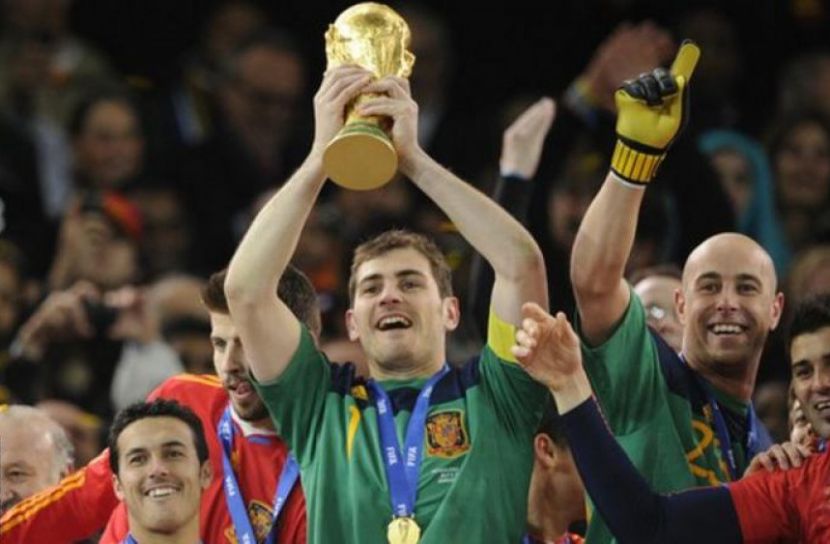 গ্লাভস খুলে রাখলেন ইকার ক্যাসিয়াস