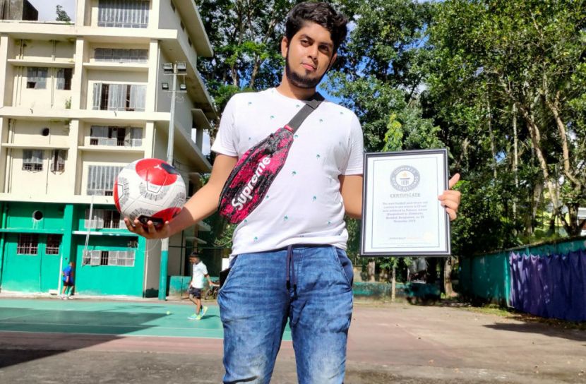 ফুটবল ছুঁড়ে-ধরে গিনেস রেকর্ড গড়লেন জুবায়ের