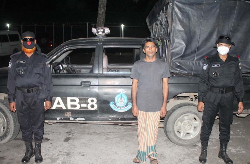 মুকসুদপুরে অস্ত্রসহ মাদক ব্যবসায়ী আটক