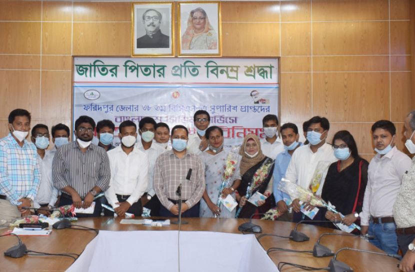 ফরিদপুরে ৩৫ নবীন বিসিএস কর্মকর্তাকে বরণ 