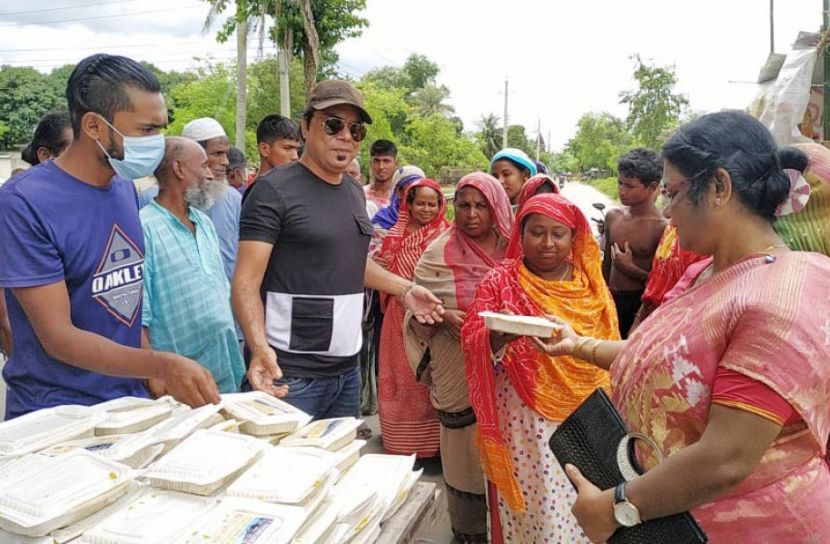 ফরিদপুরে বানভাসি মানুষের মাঝে খাদ্য বিতরণ