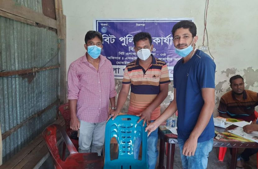 বিট পুলিশ কার্যালয়ে চেয়ার দিলেন সাংবাদিক ইমন