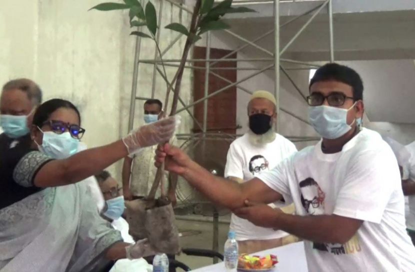 শেখ কামালের জন্মবার্ষিকীতে গাছের চারা ও ফুটবল বিতরণ