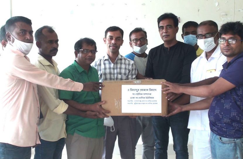 গোপালগঞ্জে সাংবাদিকদের মাঝে পিপিই এবং মাক্স বিতরণ