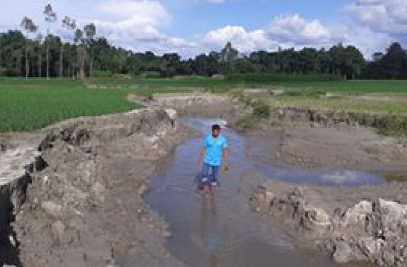 ফসলি জমির বুক চিরে জেগেছে ‘হঠাৎ নদী’