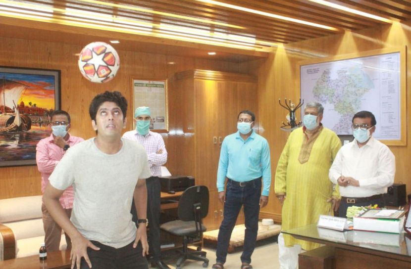 ফুটবলে গিনেস রেকর্ডকারী জুবায়েরকে বরিশালে সংবর্ধনা