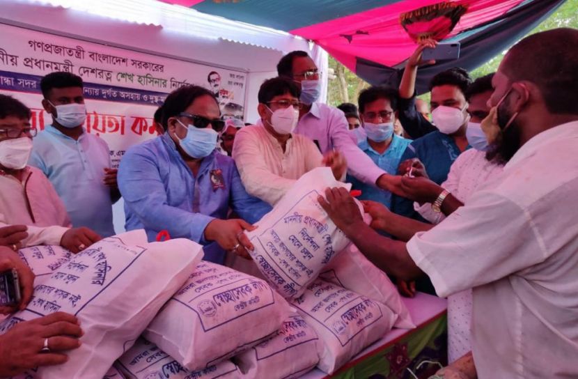 কুড়িগ্রাম ও গাইবান্ধায় স্বেচ্ছাসেবক লীগের ত্রান