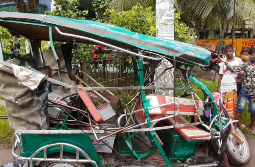 খুলনায় সড়ক দুর্ঘটনায় নিহত এক, আহত দুই