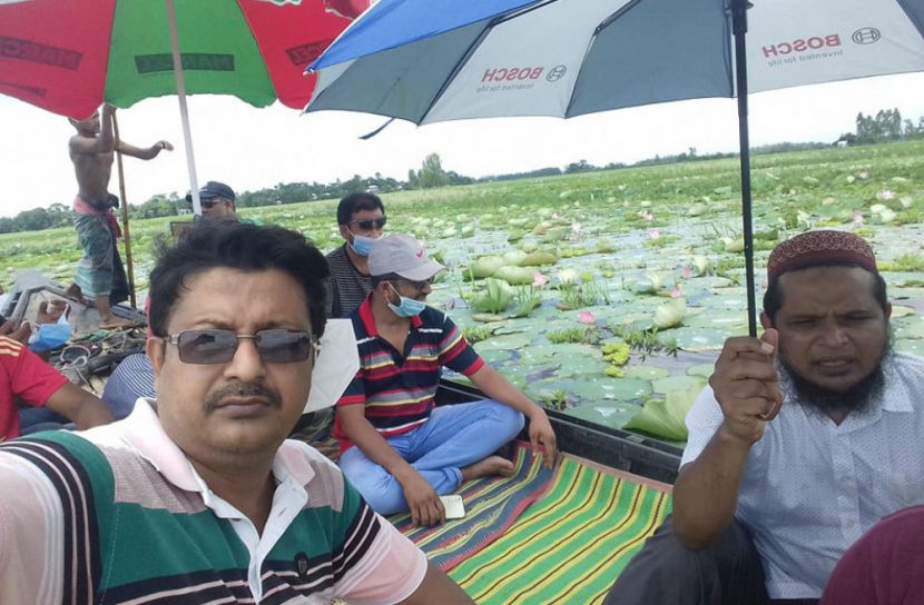 পদ্মবিলে সৌন্দর্য দর্শন, পদ্ম তুলে জীবিকা