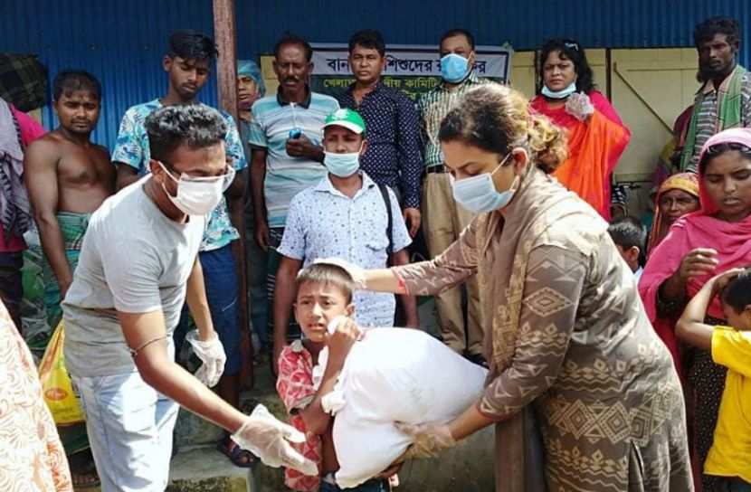 ফরিদপুরে বানভাসি শিশুদের মাঝে খেলাঘরের শিশুখাদ্য বিতরণ