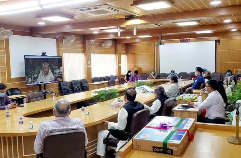 প্রধানমন্ত্রীর দেওয়া ল্যাপটপ, সেলাই মেশিন ও নগদ অর্থ বিতরণ
