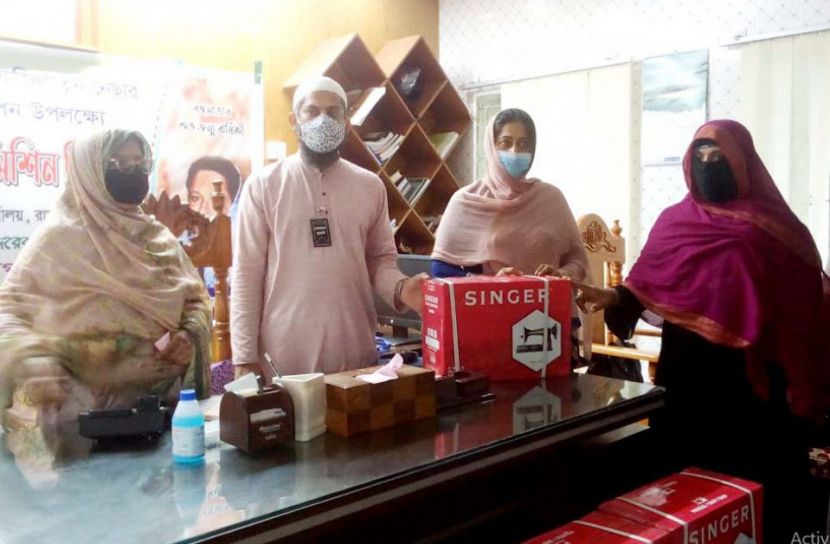 বঙ্গমাতার জন্মদিনে রাজাপুরে সেলাই মেশিন বিতরণ