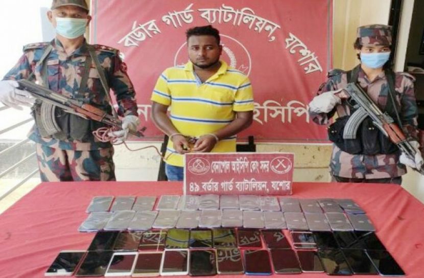 ভারতীয় মোবাইলসহ পাচারকারী আটক