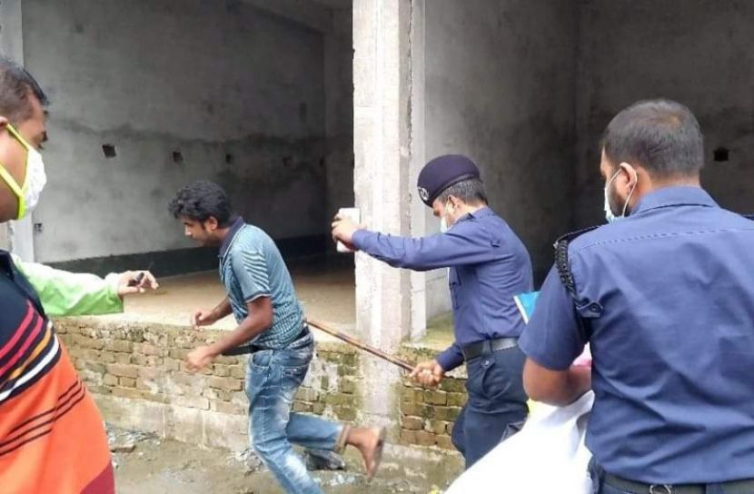 মানববন্ধনে পুলিশের লাঠিচার্জ