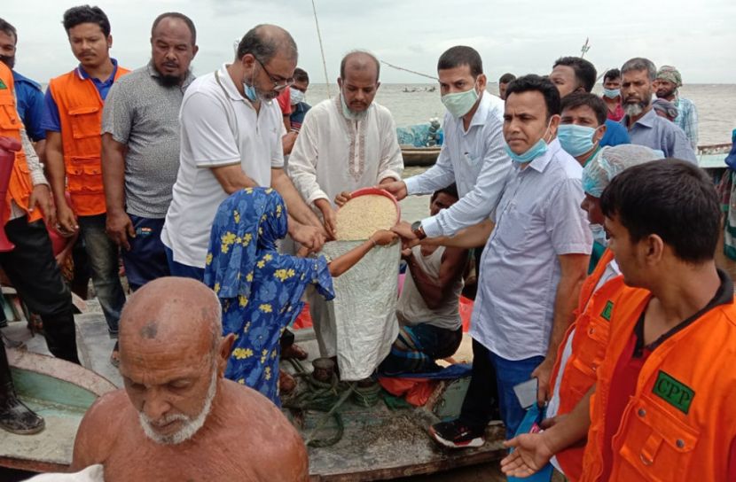 ভোলায় নিম্নচাপে ক্ষতিগ্রস্ত পরিবারের মাঝে খাদ্য সহায়তা 