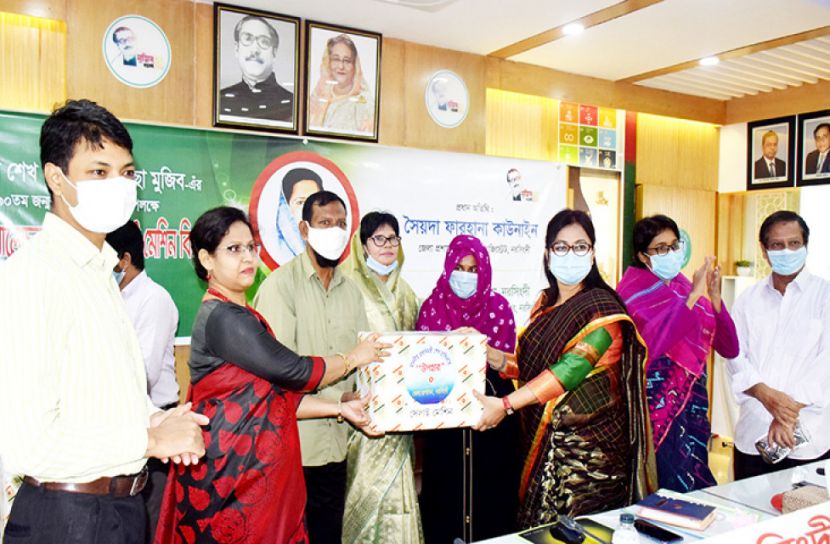 বঙ্গমাতার জন্মদিনে সেলাই মেশিন বিতরণ, মিলাদ ও দোয়া মাহফিল