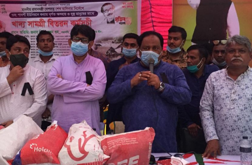 স্বেচ্ছাসেবক লীগের খাদ্য সামগ্রী বিতরণ