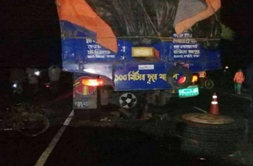 দাঁড়িয়ে থাকা ট্রাকে মোটরসাইকেলের ধাক্কা, নিহত ২ আরোহী