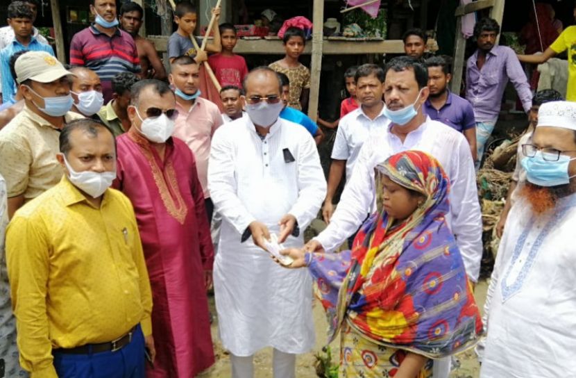 ক্ষতিগ্রস্তদের মাঝে এমপি মুকুলের নগদ অর্থ বিতরণ