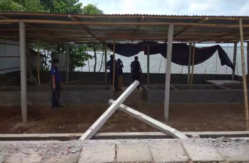 বিজয়নগরে রাস্তা দখল করে গরুর খামার, ভেঙে দিলো প্রশাসন