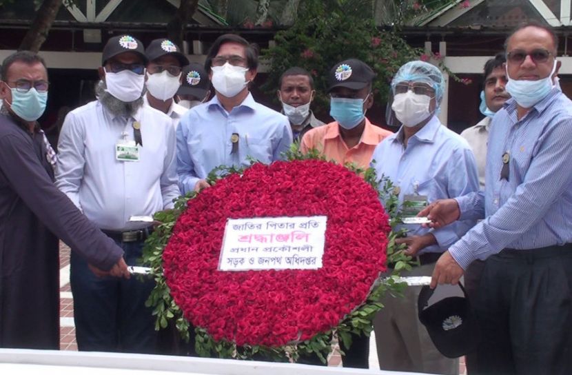 টুঙ্গিপাড়ায় বঙ্গবন্ধুর সমাধিতে সওজের প্রধান প্রকৌশলীর শ্রদ্ধা