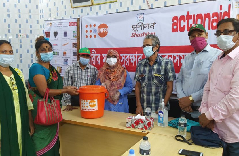 বরগুনায় হিজড়াদের মাঝে সুরক্ষা উপকরণ বিতরণ