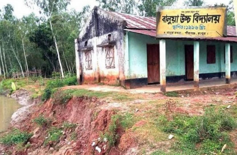 আখিরার ভাঙনে বিলীনের পথে বালুয়া উচ্চ বিদ্যালয়