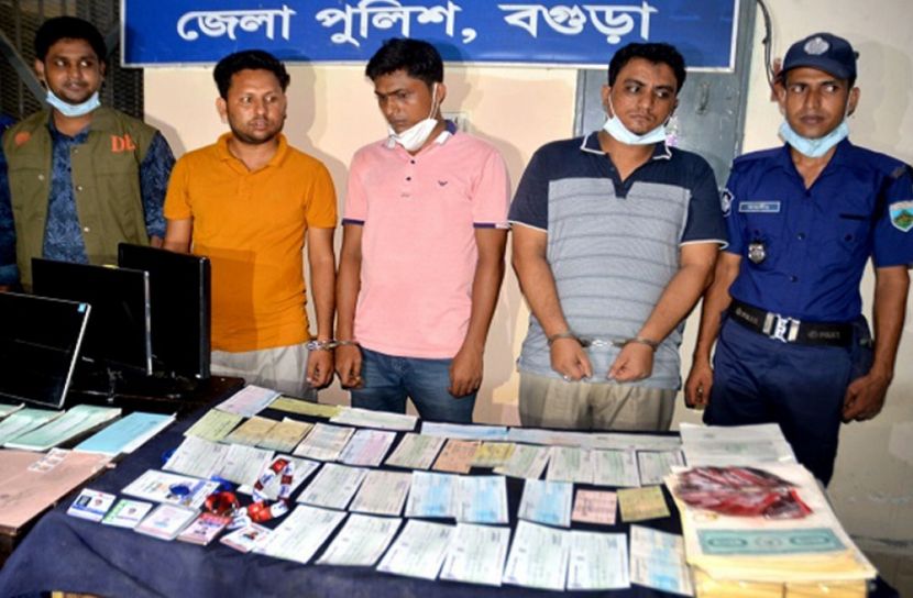 লোন পাইয়ে দেওয়ার নামে প্রতারণা, যুবলীগ নেতাসহ গ্রেফতার ৩