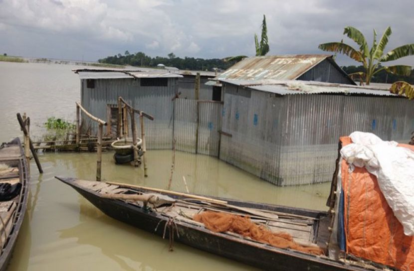 বন্যায় তলিয়ে বানভাসিদের ঘরবাড়ি