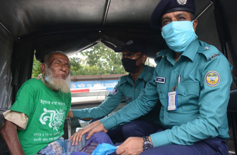 অসুস্থ বৃদ্ধকে উদ্ধার করে চিকিৎসার ব্যবস্থা করলেন ওসি
