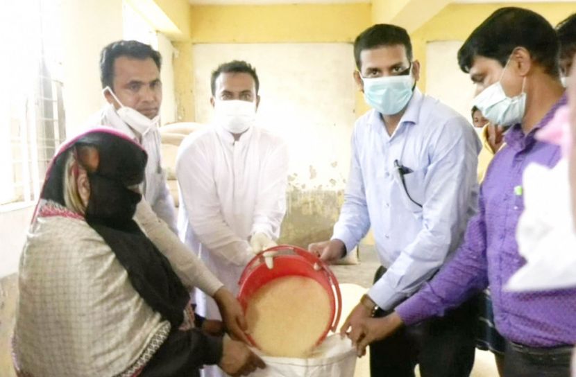 জোয়ারে ক্ষতিগ্রস্তদের মাঝে খাদ্য বিতরণ