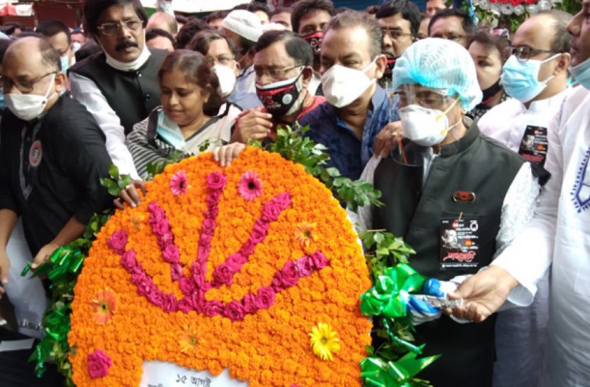 বঙ্গবন্ধুর প্রতিকৃতিতে শ্রদ্ধা ফরিদপুরবাসীর