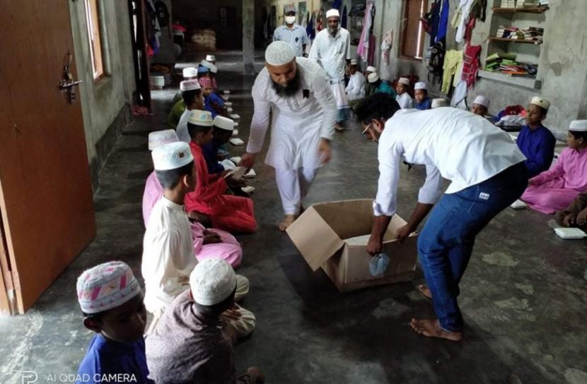 বঙ্গবন্ধুর শাহাদাৎ বার্ষিকীতে এতিমদের মাঝে খাবার পরিবেশন