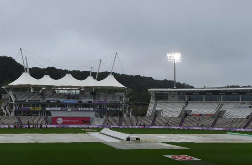 বৃষ্টিতে ভেসেছে তৃতীয় দিন