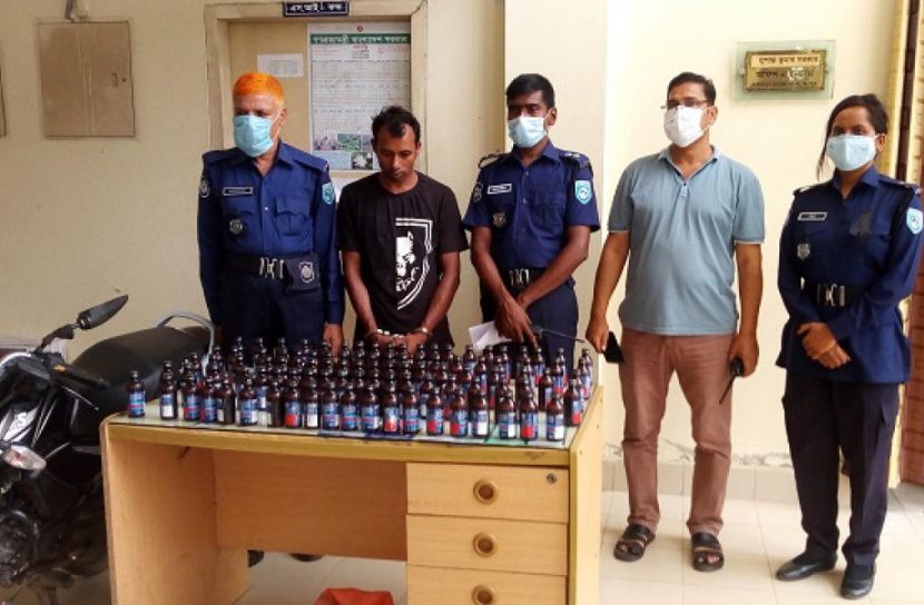 রংপুরে ১০০ বোতল ফেনসিডিলসহ মাদক ব্যবসায়ী গ্রেপ্তার