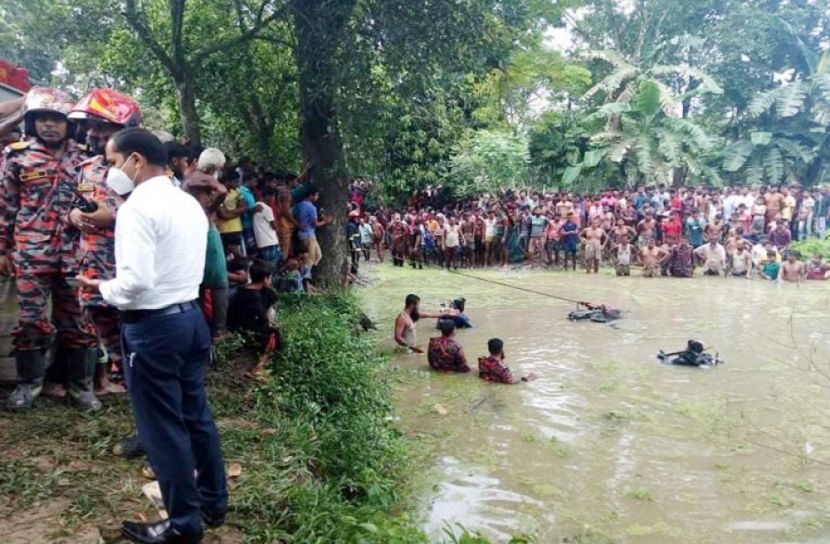 মাইক্রোবাস খাদে, একই পরিবারের ৮ জন নিহত