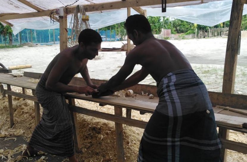 ফড়িয়ার মর্জিতে নাওমিস্ত্রির ভালো-মন্দ