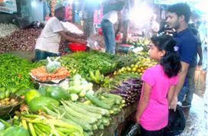 চাল-সবজি-মাংসের অগ্নিমূল্যে দিশেহারা ক্রেতারা