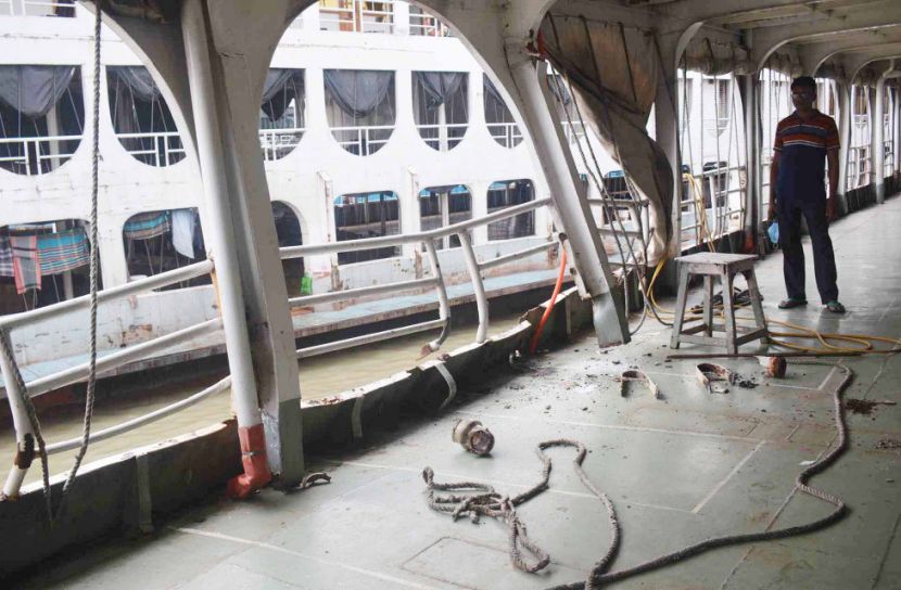 নোঙর করা লঞ্চে আঘাত করলো আরেক লঞ্চ