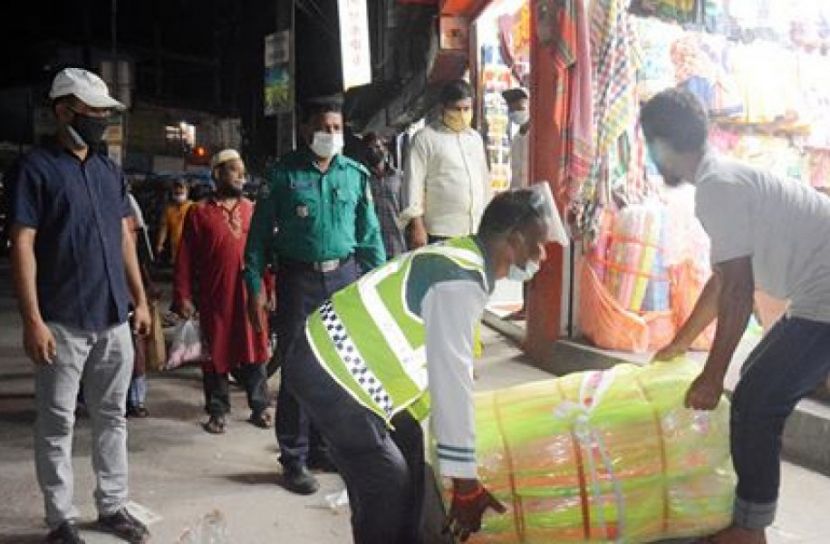 রংপুরে ফুটপাত থেকে অবৈধ দখলদার উচ্ছেদ 