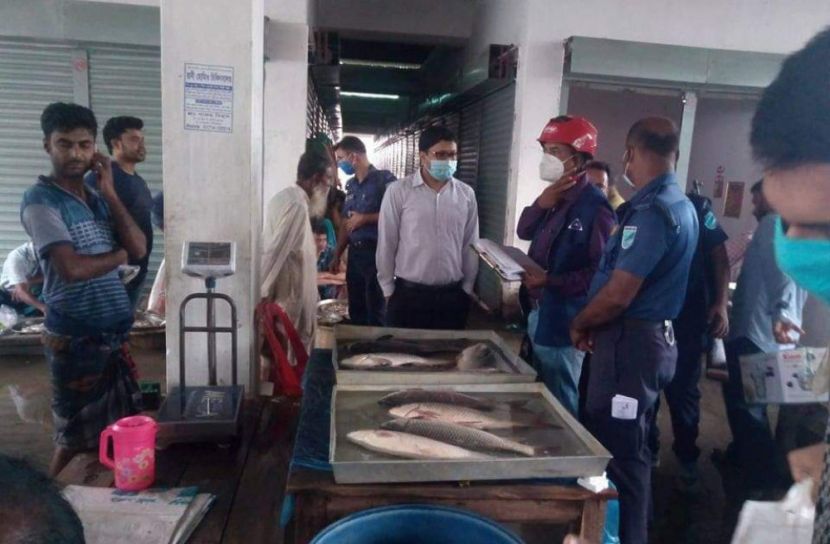 ওজনে কম দেওয়া ও স্বাস্থ্যবিধি না মানায় পাঁচজনকে জরিমানা